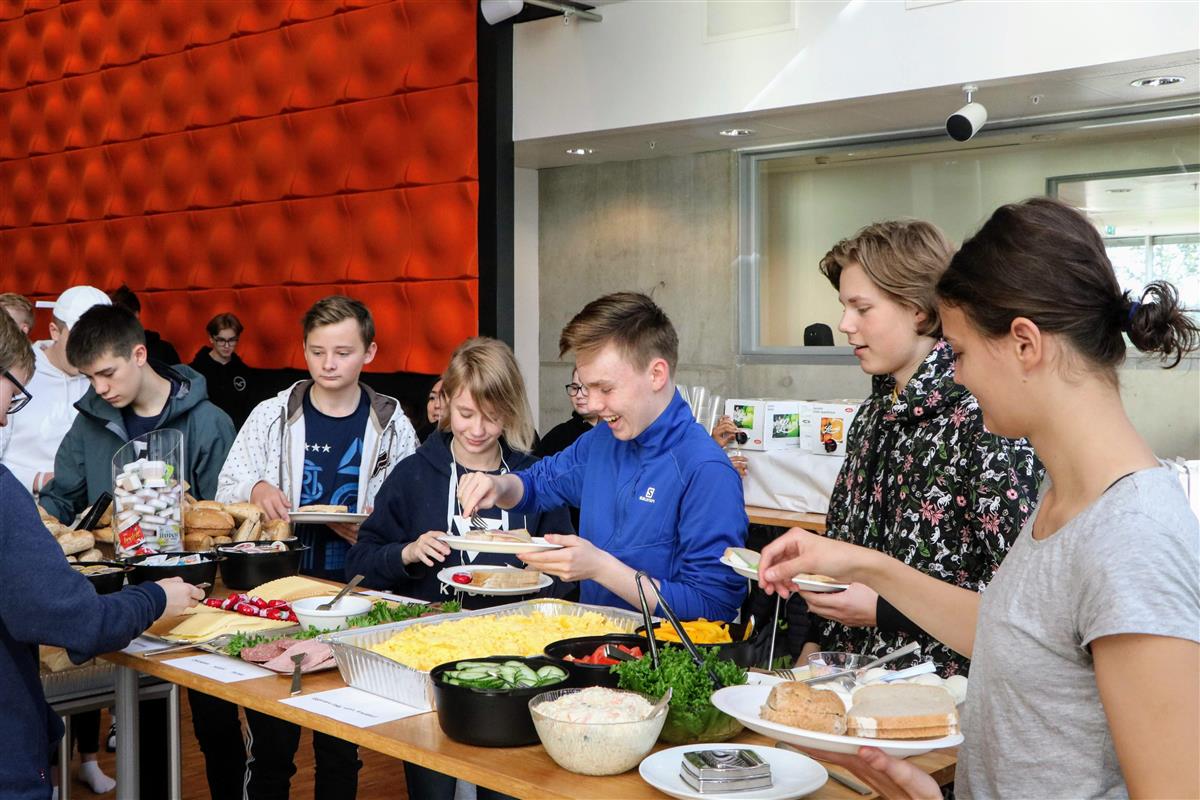 Elever som forsyner seg av felles frokost i kantina - Klikk for stort bilde