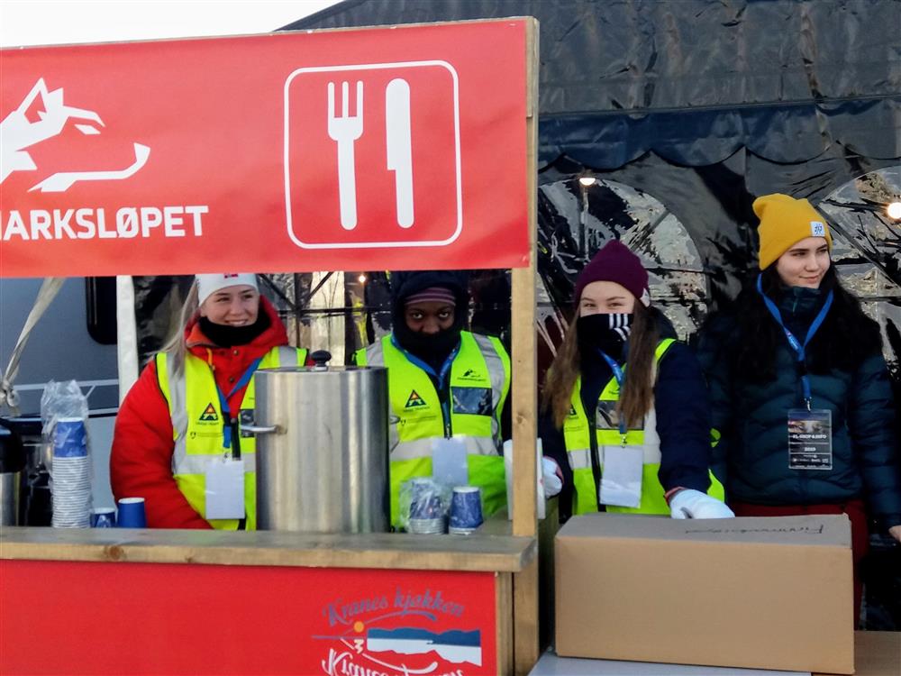 Elever på matstasjon under Finnmarksløpet - Klikk for stort bilde